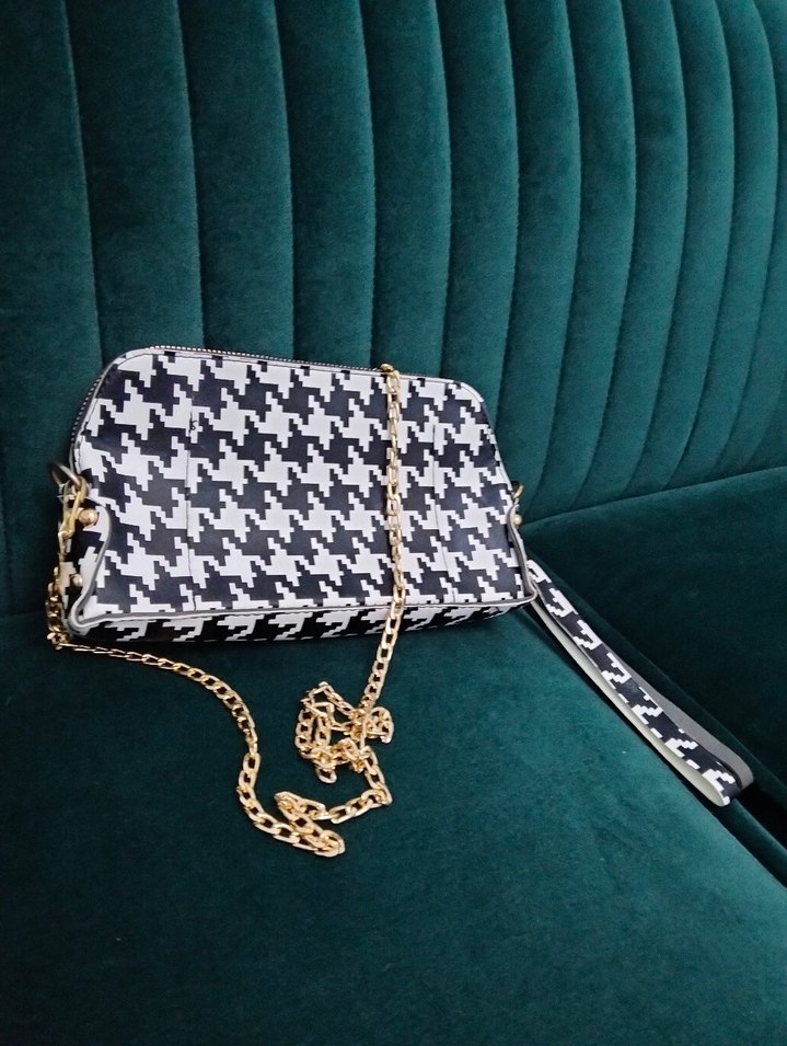 Zincir Detaylı Siyah Beyaz Kadın Çanta - Görsel 3