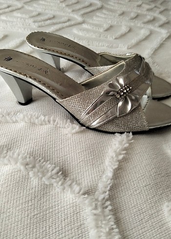Gri Metal Tokalı Yılan Desenli Blok Topuklu Kadın Ayakkabı - Görsel 6