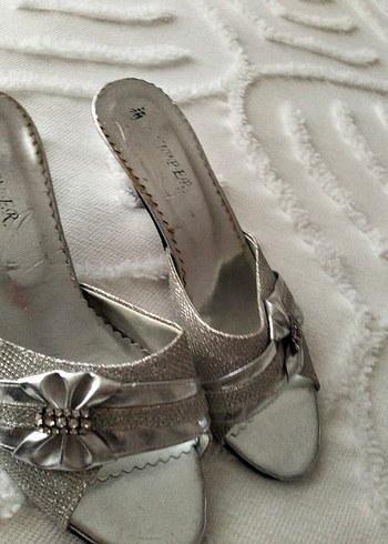 Gri Metal Tokalı Yılan Desenli Blok Topuklu Kadın Ayakkabı - Görsel 3