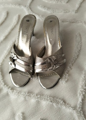 Gri Metal Tokalı Yılan Desenli Blok Topuklu Kadın Ayakkabı - Görsel 2