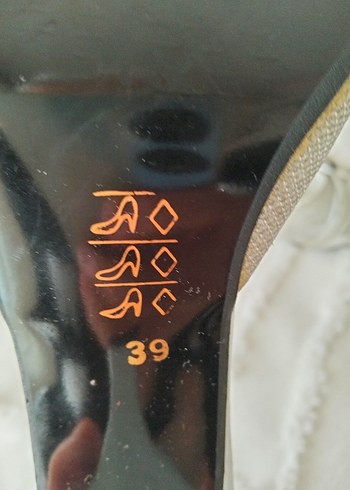 Gri Metal Tokalı Yılan Desenli Blok Topuklu Kadın Ayakkabı - Görsel 4