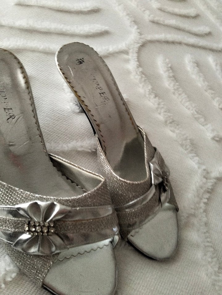 Gri Metal Tokalı Yılan Desenli Blok Topuklu Kadın Ayakkabı - Görsel 3