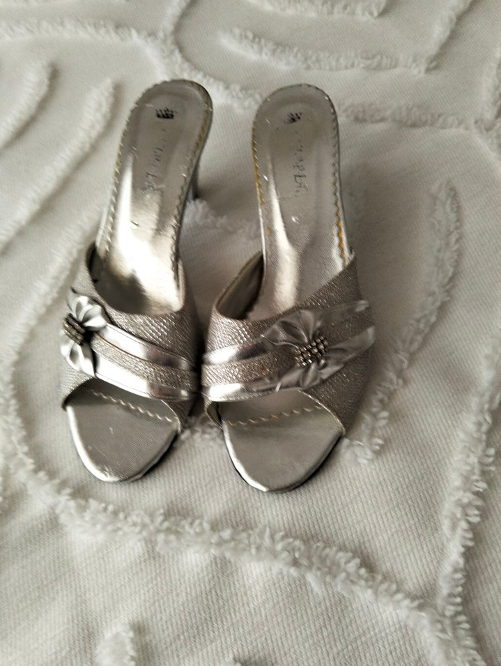 Gri Metal Tokalı Yılan Desenli Blok Topuklu Kadın Ayakkabı - Görsel 2