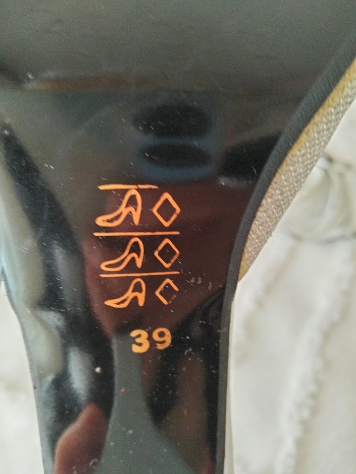 Gri Metal Tokalı Yılan Desenli Blok Topuklu Kadın Ayakkabı - Görsel 4