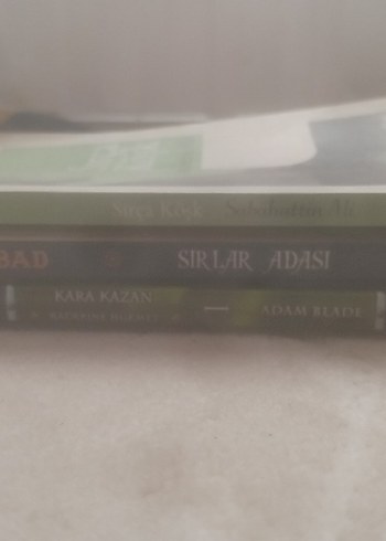  3 Kitap Seti: Sırça Köşk, Canavar Peşinde, Sırlar Adası