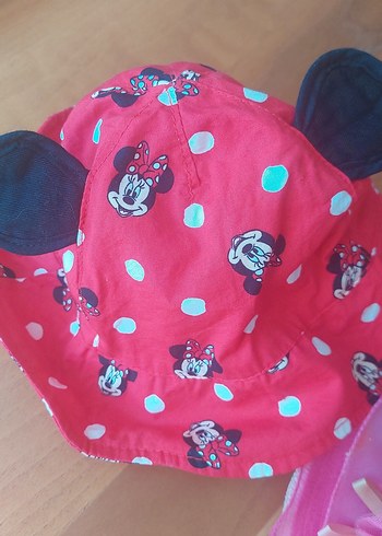 LC Waikiki kırmızı Mickey mause 2-5 yas arası sapka. çok iyi durumda