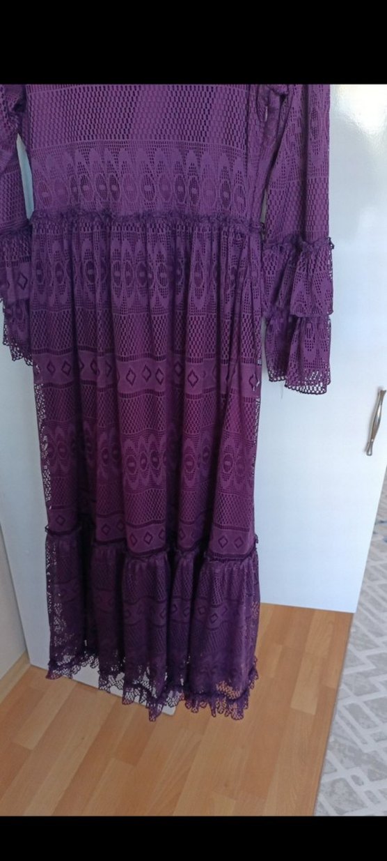 Dantel Detaylı Mor Elbise ve çiçek desenli siyah elbise - Görsel 4