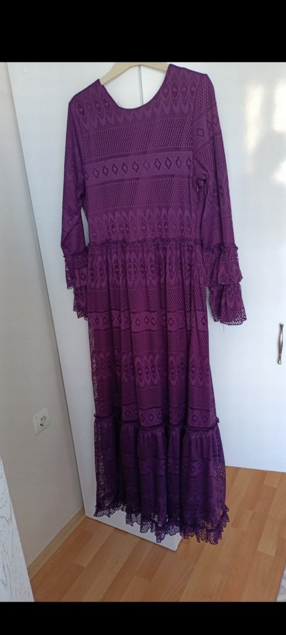 Dantel Detaylı Mor Elbise ve çiçek desenli siyah elbise - Görsel 3