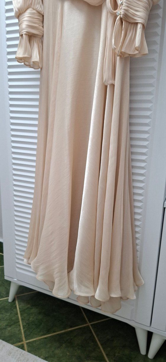 Beyaz Drapeli Uzun Kollu Tesettür Elbise - Görsel 5