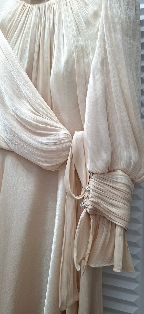 Beyaz Drapeli Uzun Kollu Tesettür Elbise - Görsel 3