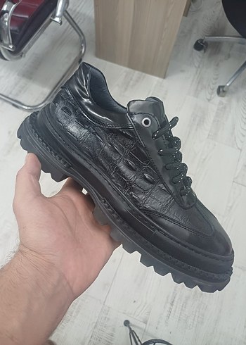 39 Beden Siyah Yılan Desenli Bağcıklı Erkek Spor Ayakkabı