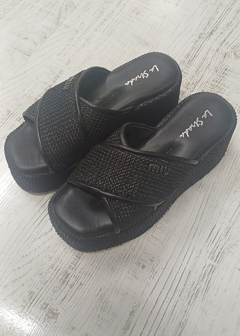 Siyah Tokalı Dolgu Topuk Terlik