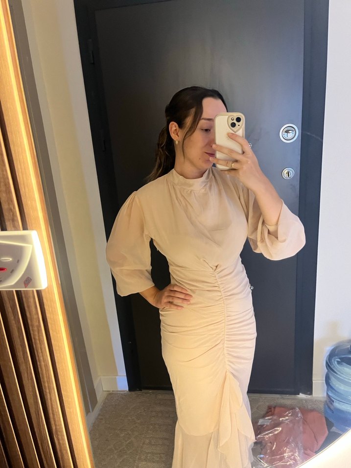 Şeffaf Detaylı Bej Uzun Kollu Uzun Elbise - Görsel 2