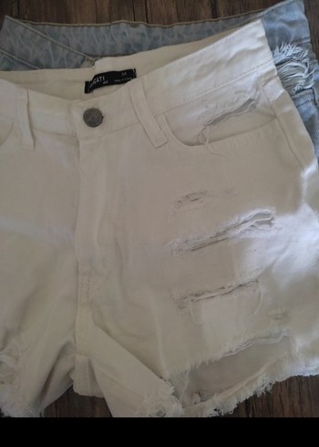 Beyaz Yırtık Mini Denim Şort - Görsel 2