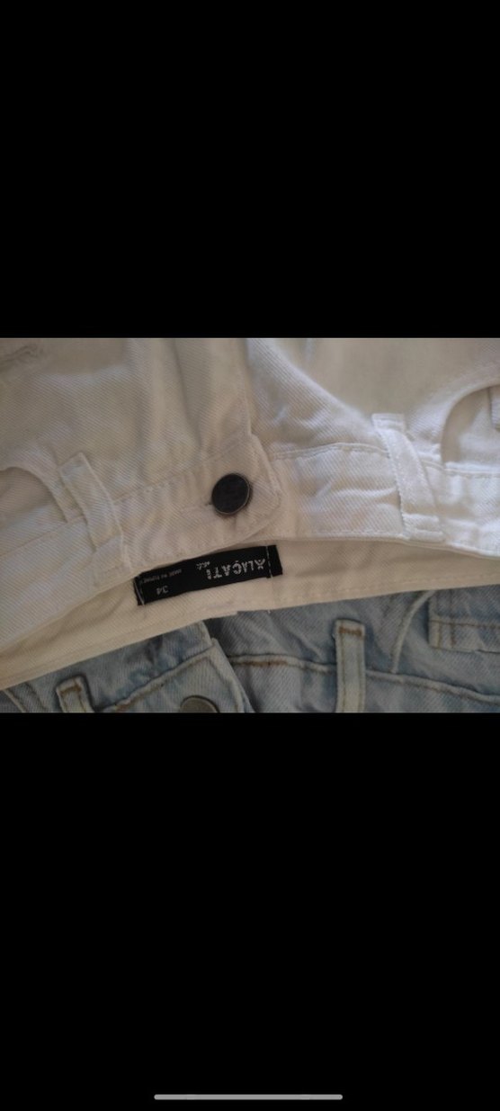 Beyaz Yırtık Mini Denim Şort - Görsel 3