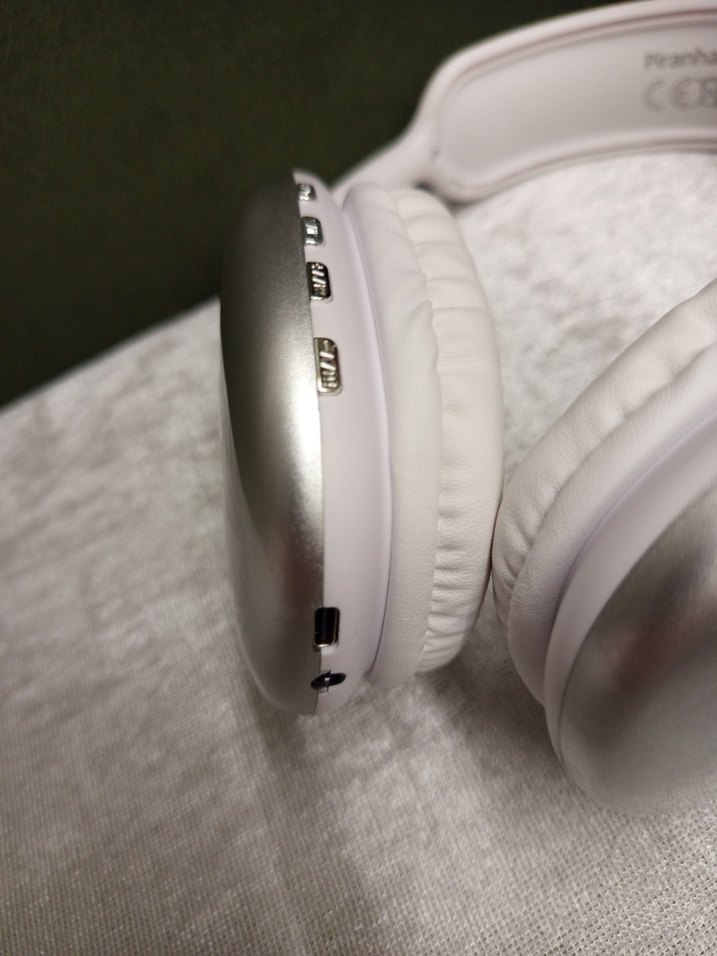 Beyaz ve Gri Piranha Kablosuz Kulaklık hic kullanilmamis - Görsel 5