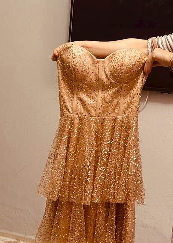 Parlak Altın Mini Straplez Abiye Elbise - Görsel 3