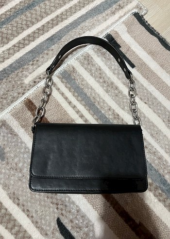 Siyah Parlak Deri Zincir Detaylı Çanta - Görsel 2