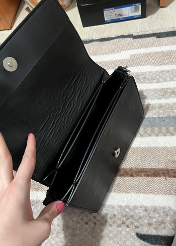 Siyah Parlak Deri Zincir Detaylı Çanta - Görsel 3