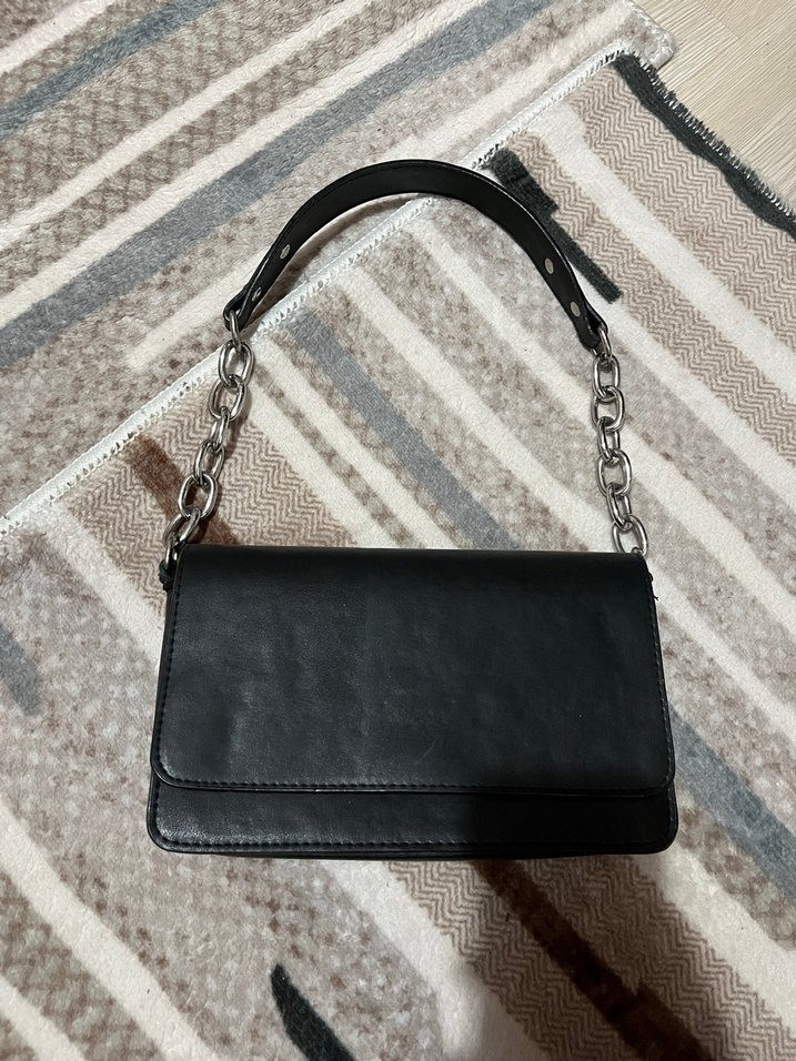 Siyah Parlak Deri Zincir Detaylı Çanta - Görsel 2