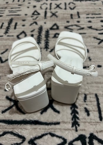 Pull and Bear Beyaz İnce Bantlı Topuklu Kadın Sandalet