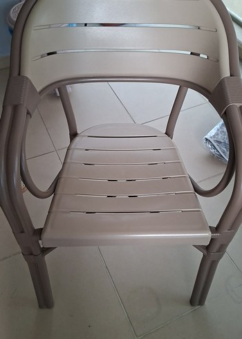 Çağdaş Tarzda Bej Gri Masa Takımı - Görsel 3