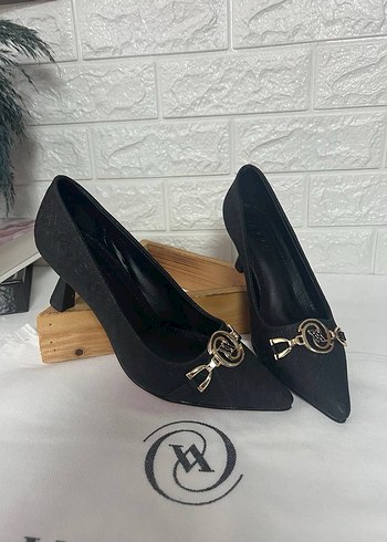Siyah Parlak Desenli Tokalı Stiletto