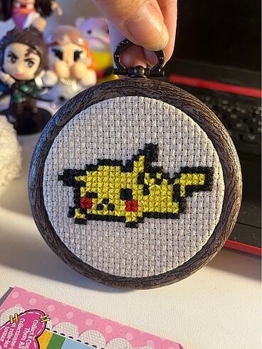Hediyelik El yapımı pikachu kanaviçe
