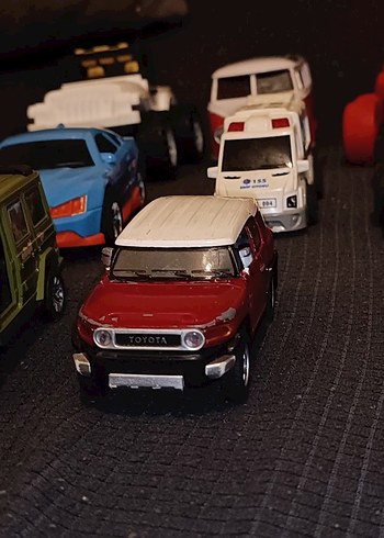 oyuncak araçlar ve hayvan figürler