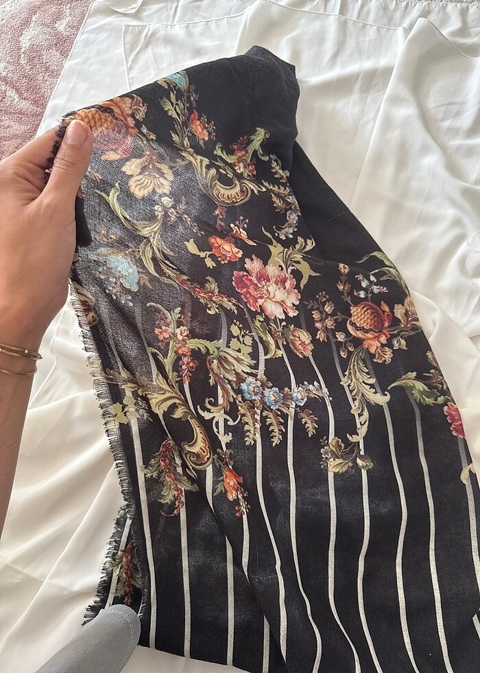 Desenli siyah şal - Görsel 3