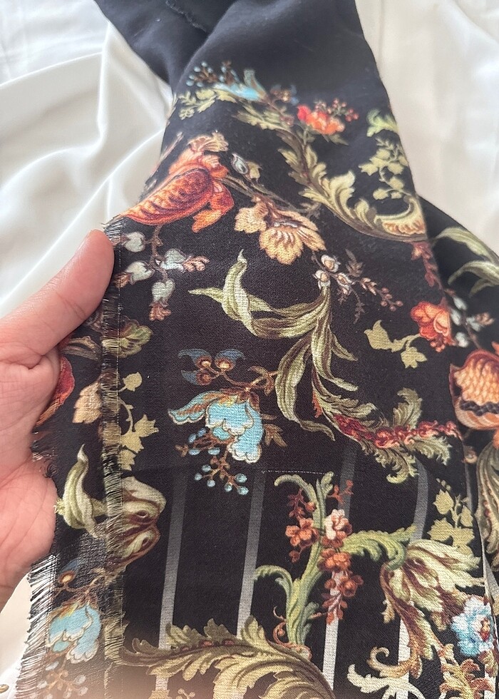 Desenli siyah şal - Görsel 2