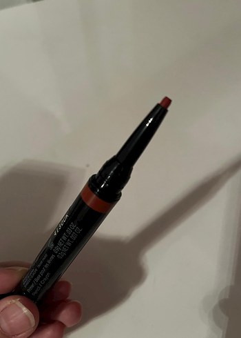 Bej Tonlu Koyu Renkli Ruj - Görsel 2