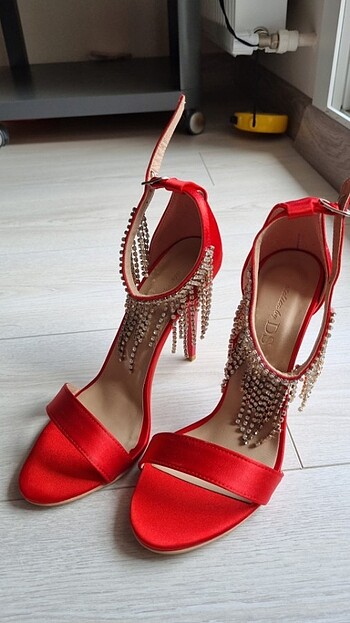 Kırmızı taşlı bilekten bağlamalı topuklu ayakkabı