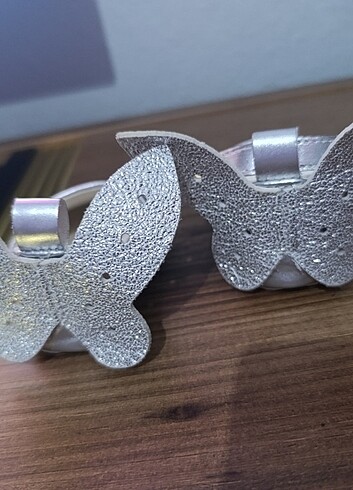 Gümüş abiye kelebekli bebek ayakkabısı - Görsel 2