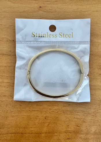 Accessorize Altın Renkli Minimalist Tokalı Bileklik Taşlı detaylı