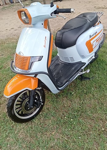 Diğer Turuncu Çocuk Scooter'ı