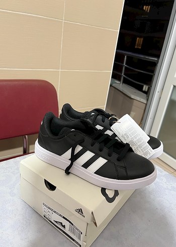 Siyah Beyaz Adidas Spor Ayakkabı