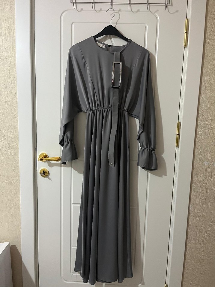 Tesettür abiye Gri Uzun Kollu Kemerli Elbise - Görsel 3