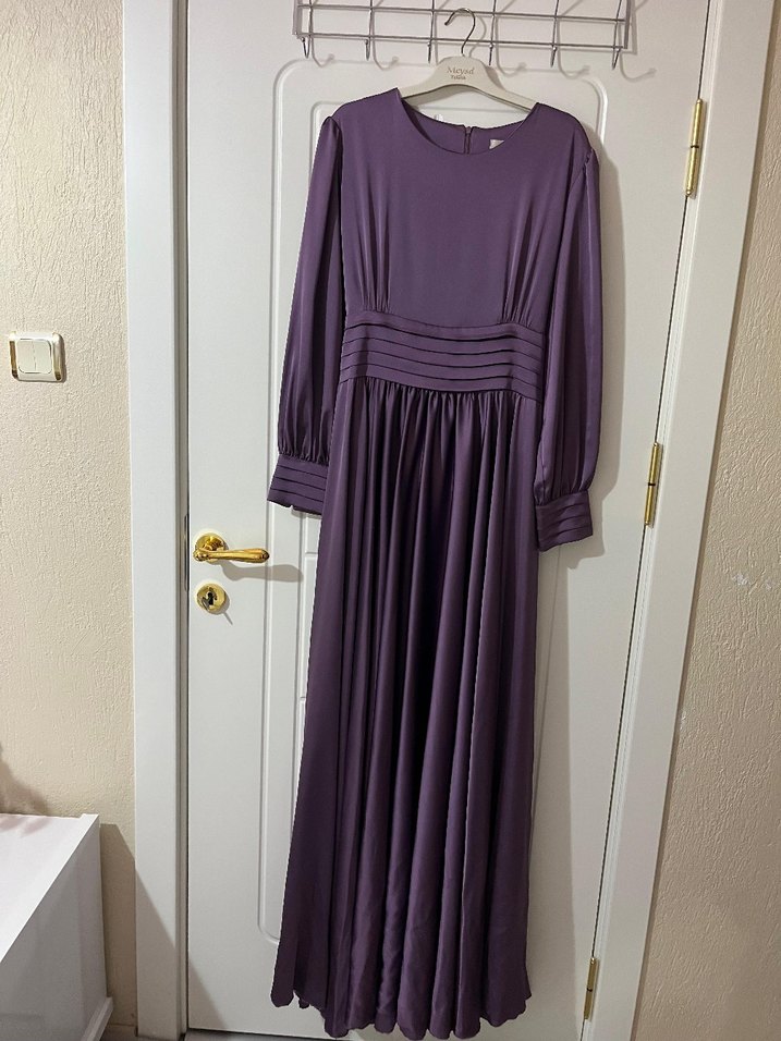 Mor Uzun Kollu Saten Tesettür Abiye - Görsel 2