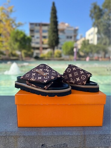 38 Beden kahverengi Renk LOUIS VUITTON POOL PILLOW TERLİK