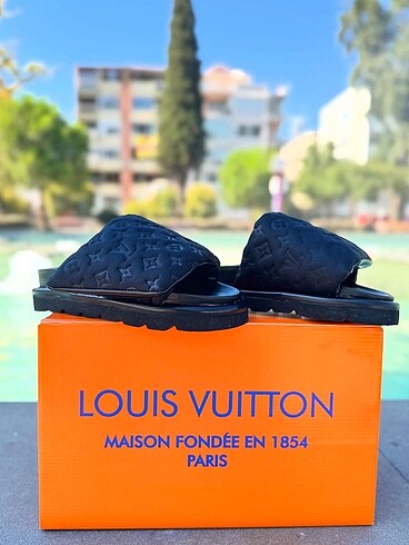 41 Beden Louis Vuitton Cırtlı Terlik