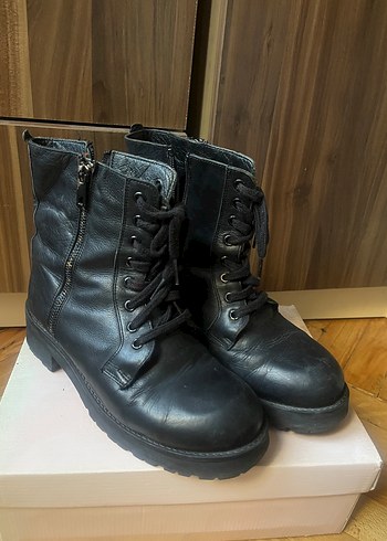 Siyah Kadın Postal