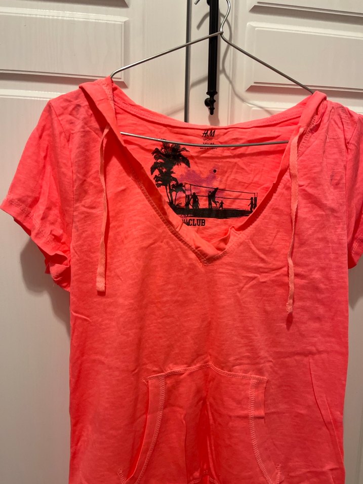 Kapüşonlu V Yakalı Kısa Kollu Kadın Tişört - Görsel 3