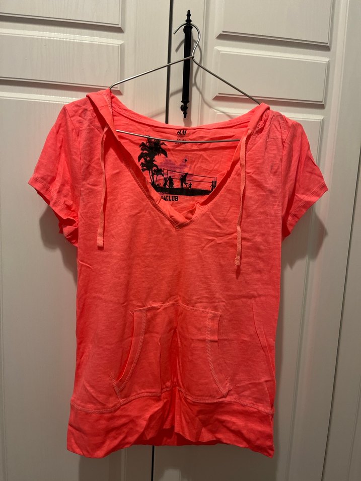 Kapüşonlu V Yakalı Kısa Kollu Kadın Tişört - Görsel 5