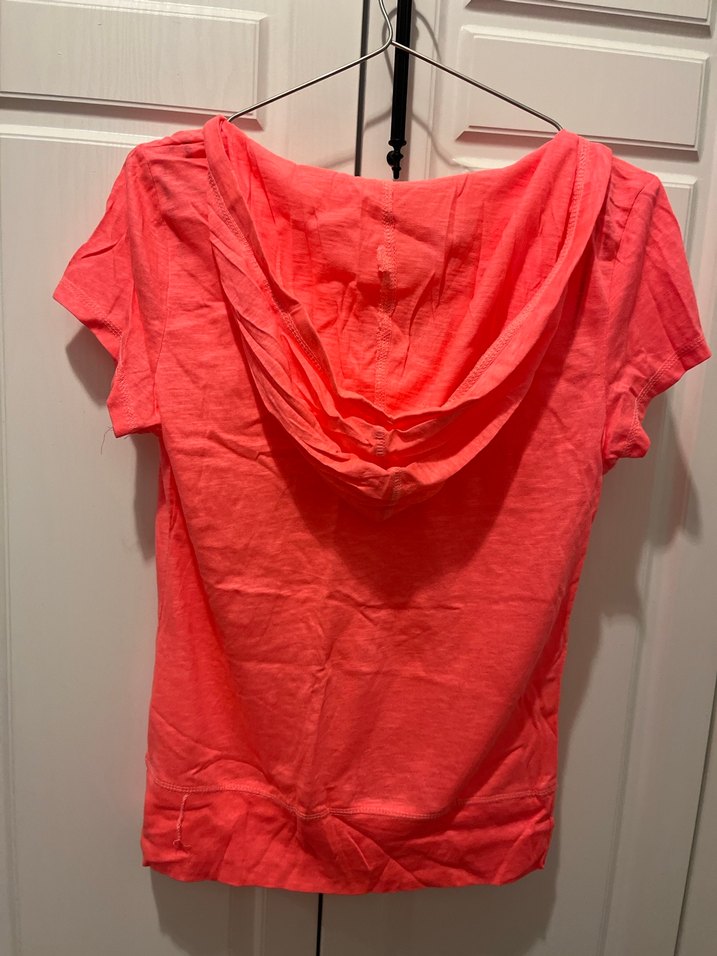 Kapüşonlu V Yakalı Kısa Kollu Kadın Tişört - Görsel 2