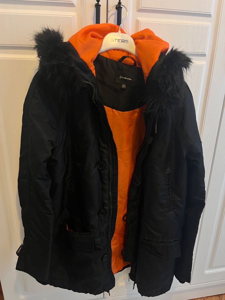 Siyah Kapüşonlu Kadın Mont - Görsel 2