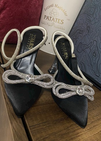 Zara Siyah Parlak Yılan Desenli Stiletto