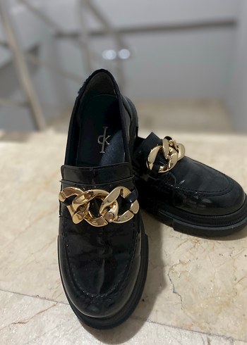 Kızlar için Zincir Detaylı Siyah Loafer