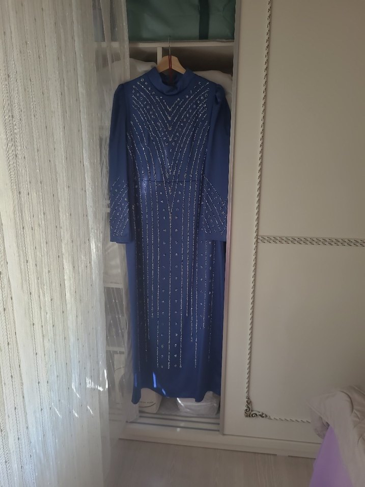 Uzun Kollu Mavi İşlemeli Abiye Elbise - Görsel 4