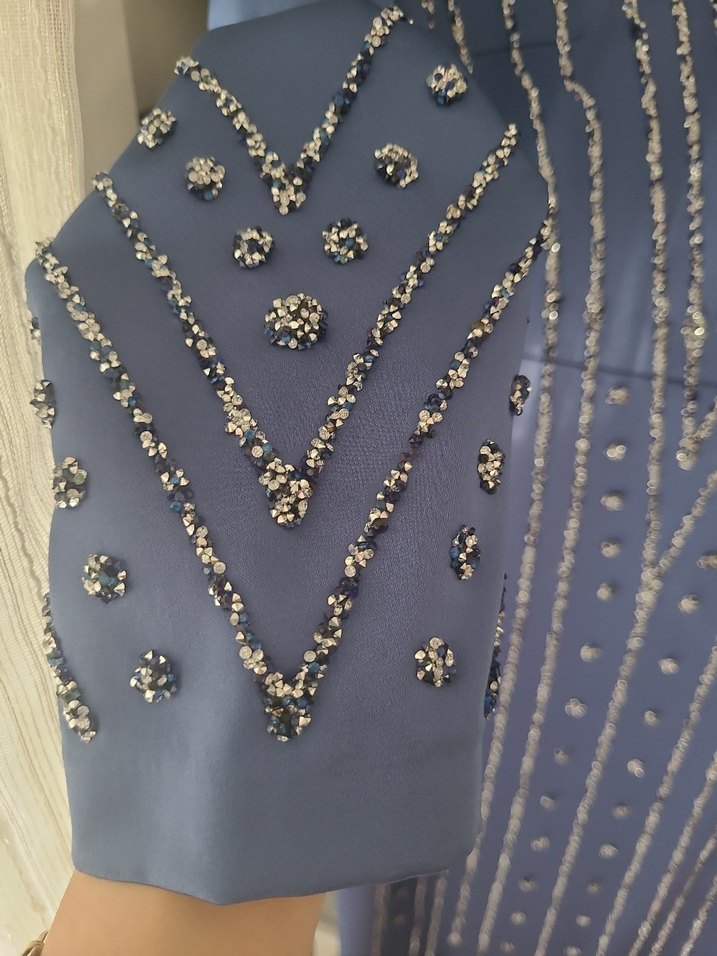 Uzun Kollu Mavi İşlemeli Abiye Elbise - Görsel 3